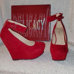 Delicacy Wedges, red size 8